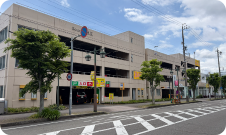 立体駐車場の外観
